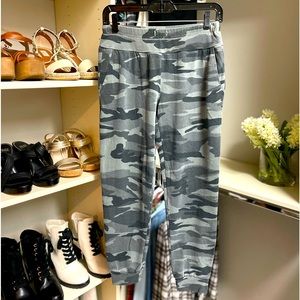 Splendid camouflage joggers